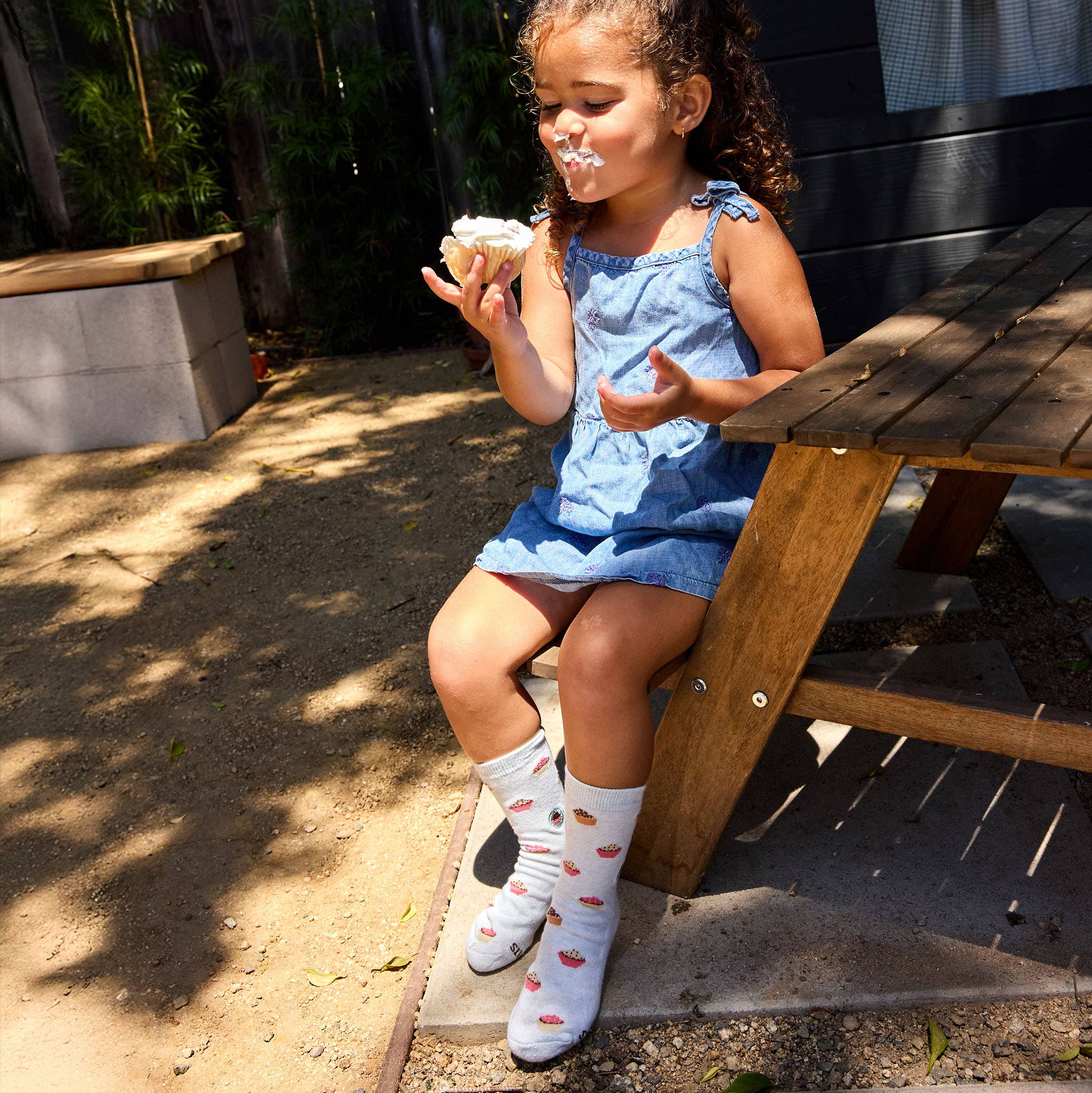 Conscious Step: Kids Socks that Provide Meals (Blue Cupcakes)