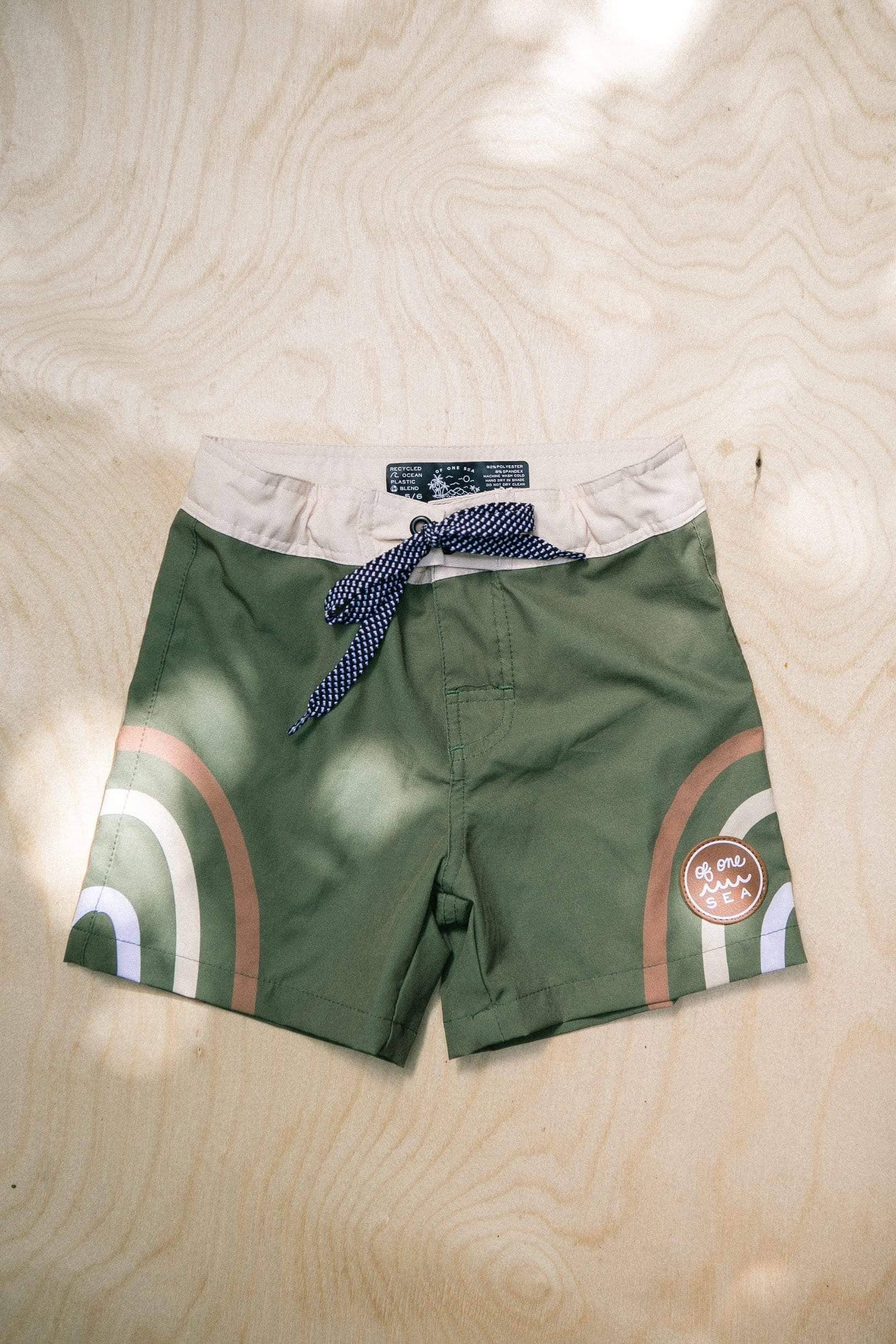 Of One Sea Boy's Boardshorts (Green Seagrass Rainbow Arches)